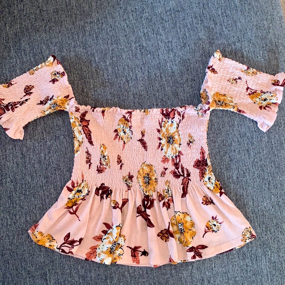 Off-Shoulder Flowy Top 🌺 (M)